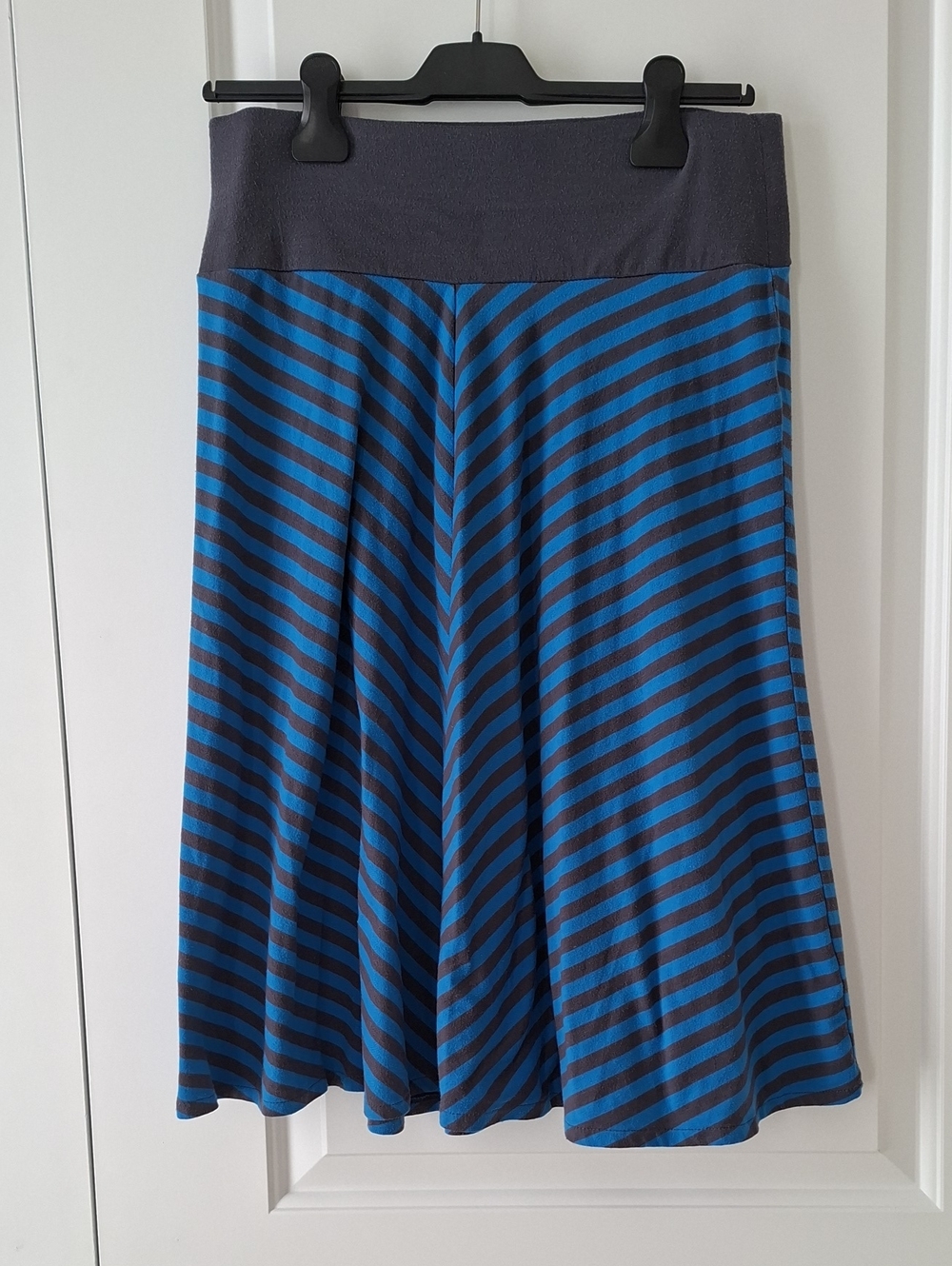 Old Navy Striped Midi Skirt in Blue & Gray Size Medium Comfy Stretchy